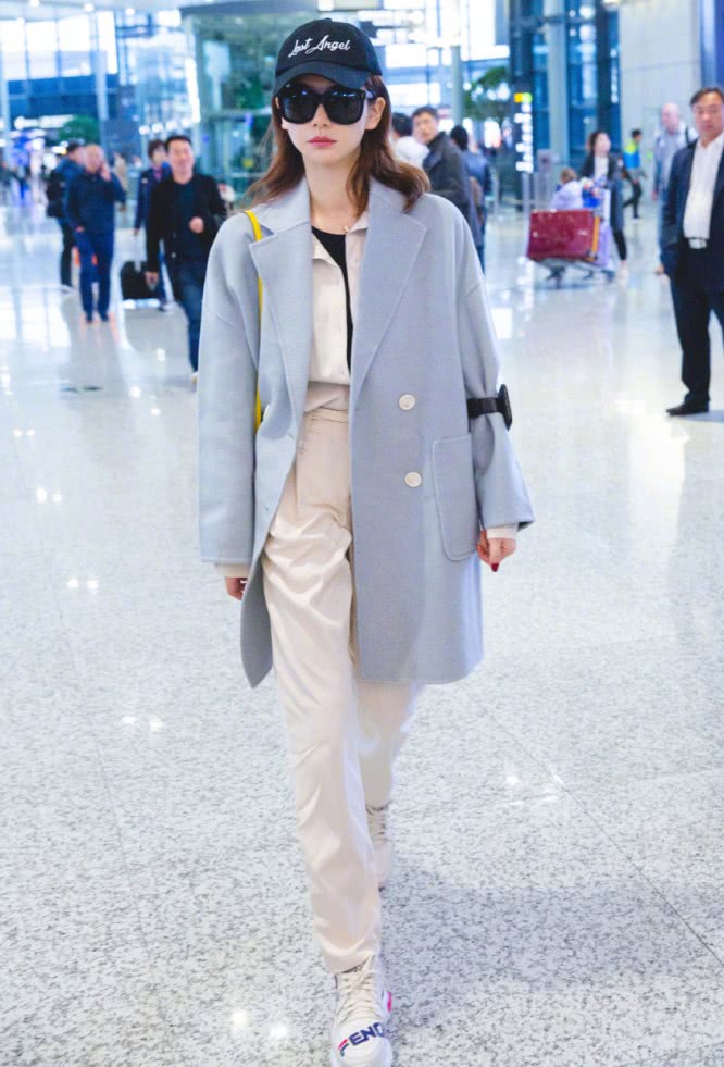 戚薇穿搭大全最新秋冬,时尚女星戚薇的西装穿搭气场全开