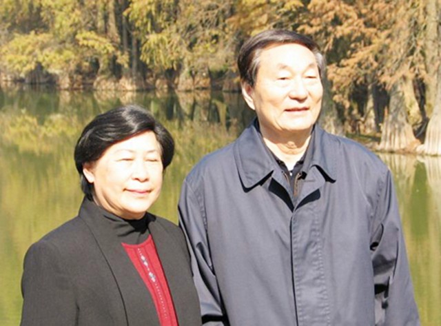 2001年，*镕基朱**告别清华演讲：做事不要落身后骂名