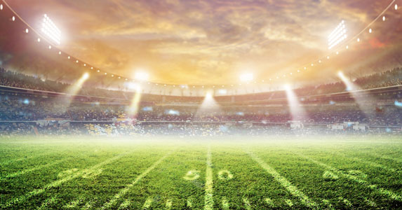 我在球场喝彩被飞来足球踢晕，医院醒来发现救我的竟是那帅球员