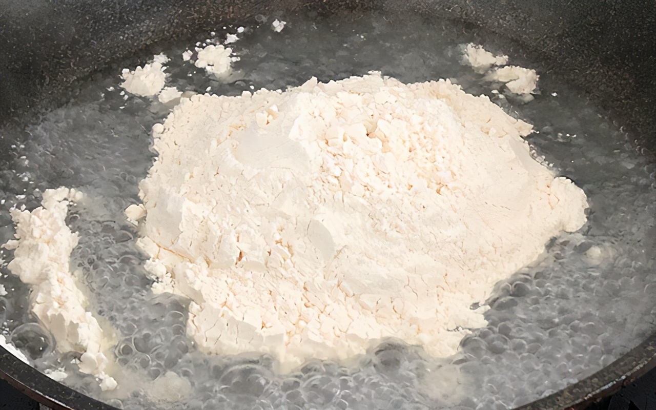 面粉加水揉成团能做什么好吃的,开水一拌就能吃的面