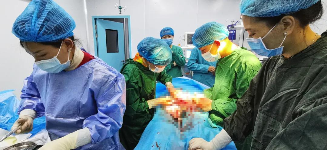 阜康医生临危授命行剖宫产手术，填补嘉黎县医院历史空白