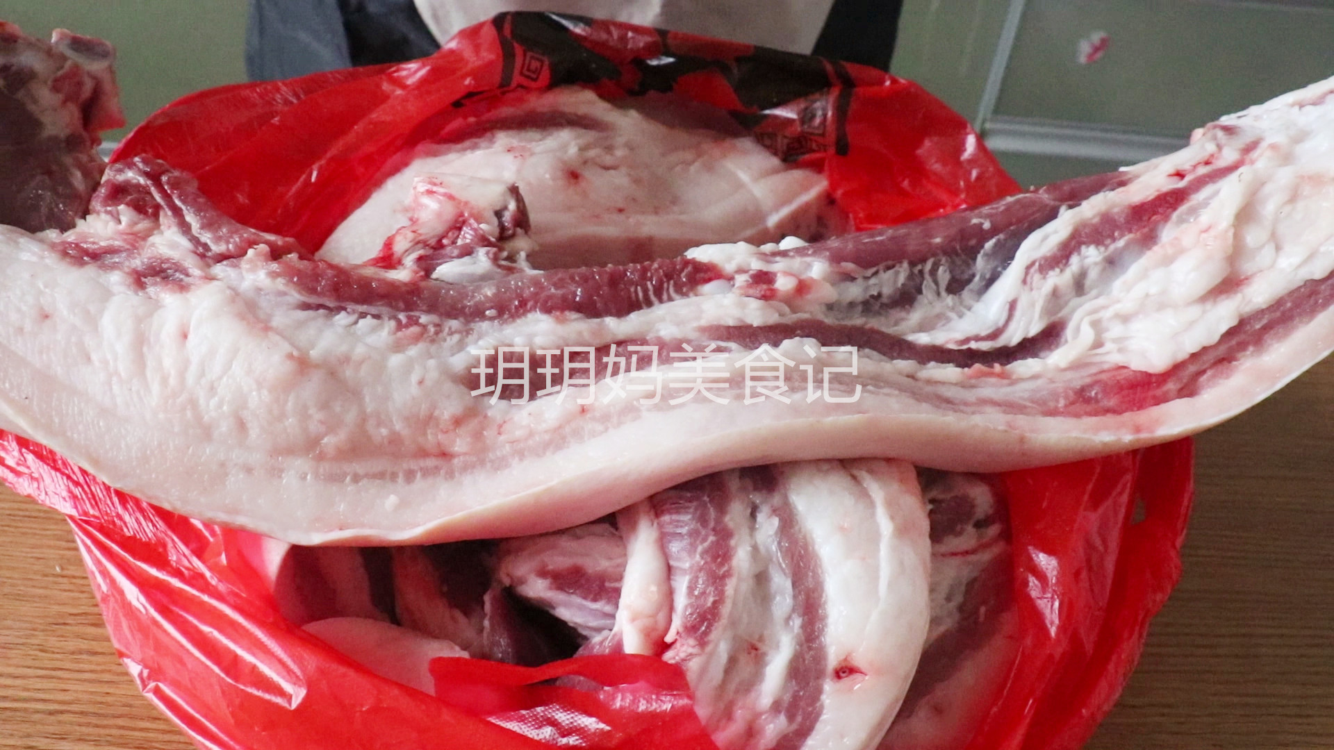 腌腊肉直接用盐腌很好吃,腌腊肉不要只放盐记住几个方法