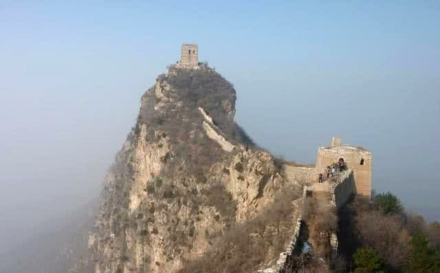 驴友攀爬中国最危险的长城,驴友爬箭扣野长城踩空坠崖