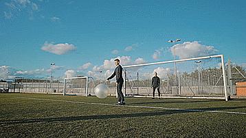 足球守门员三连扑,守门员扑队友折射球