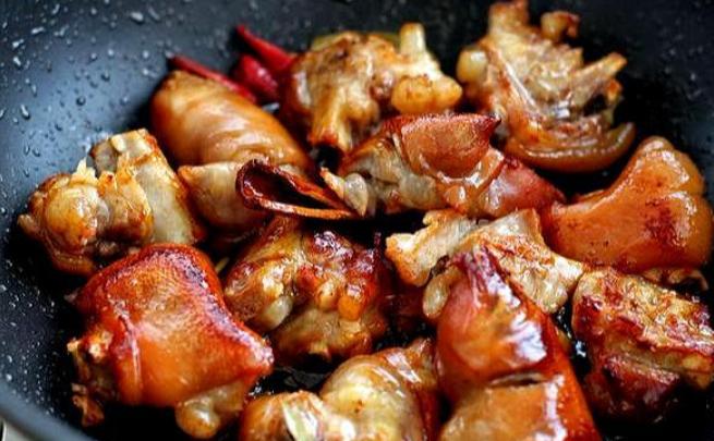 猪蹄炒糖色总容易糊?小火慢炒色泽才红润!入味又有嚼劲