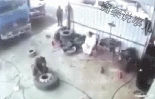 动图警示：小车突然冲向推车老人，幸运的红衣女人尖叫着跑开