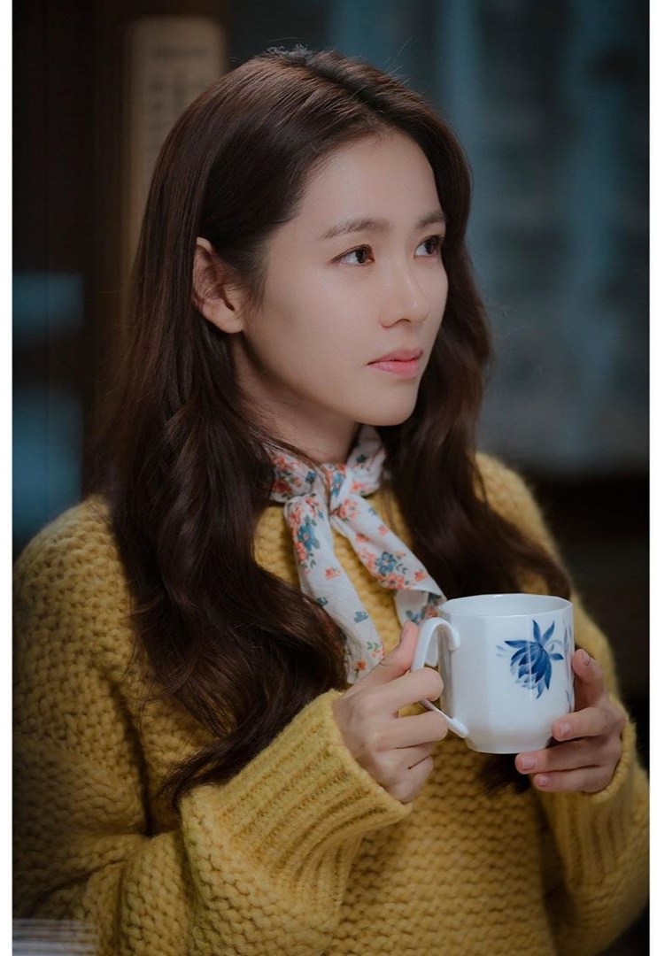 爱的迫降孙艺珍瑞士穿搭皮衣,爱的迫降孙艺珍长款碎花裙视频