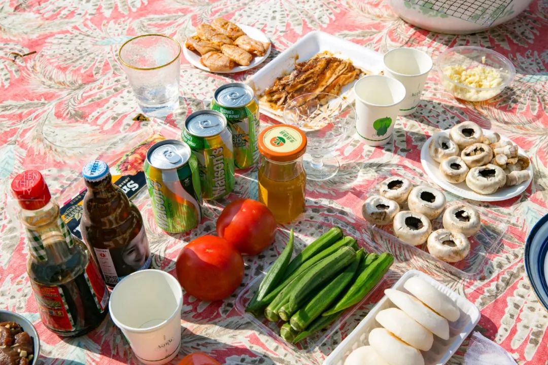 趁着午休两小时，他们在天台上组了个jió盆烤肉趴