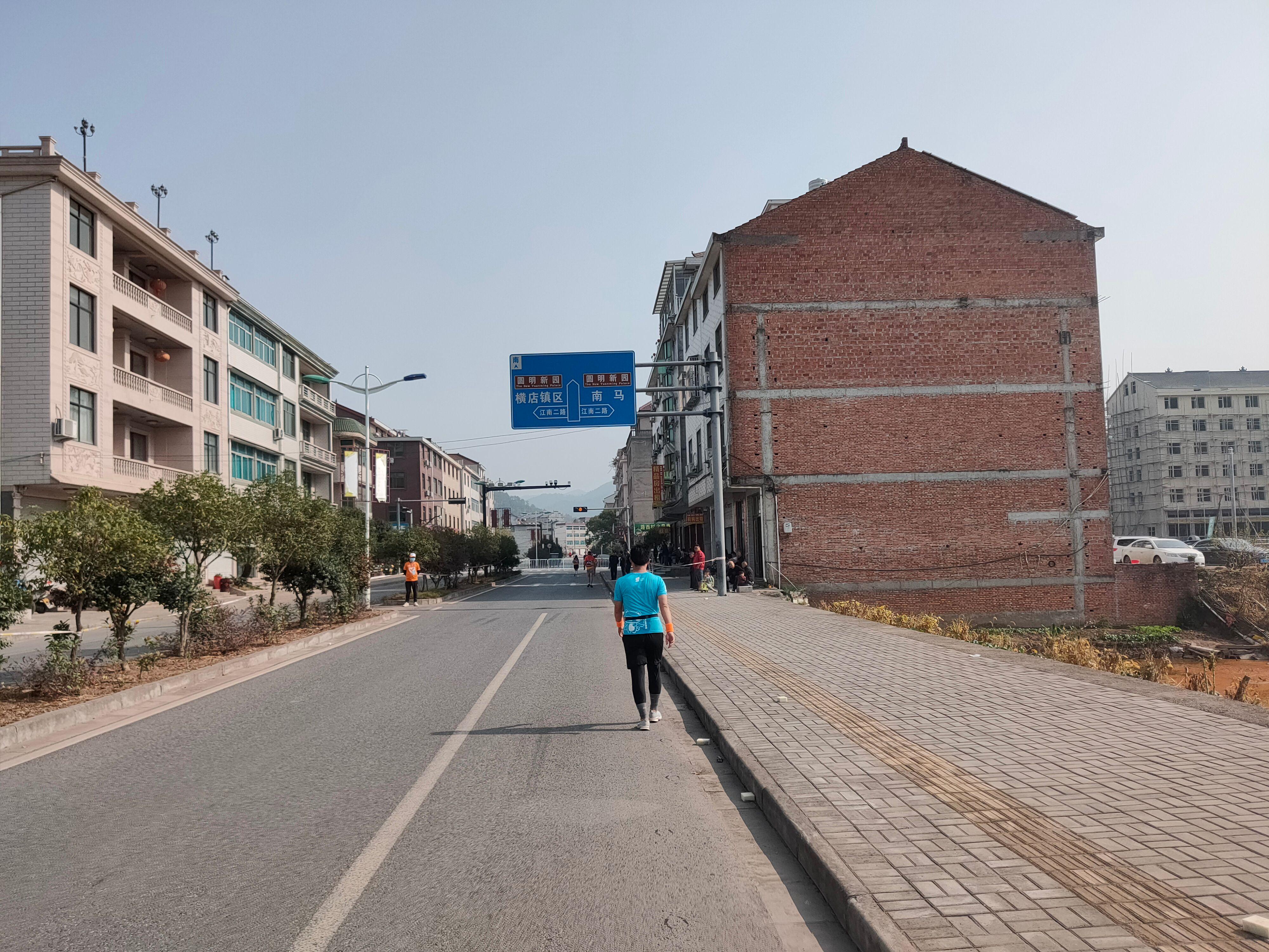 首个全马2022年超燃视频,横店马拉松2023全马颁奖直播