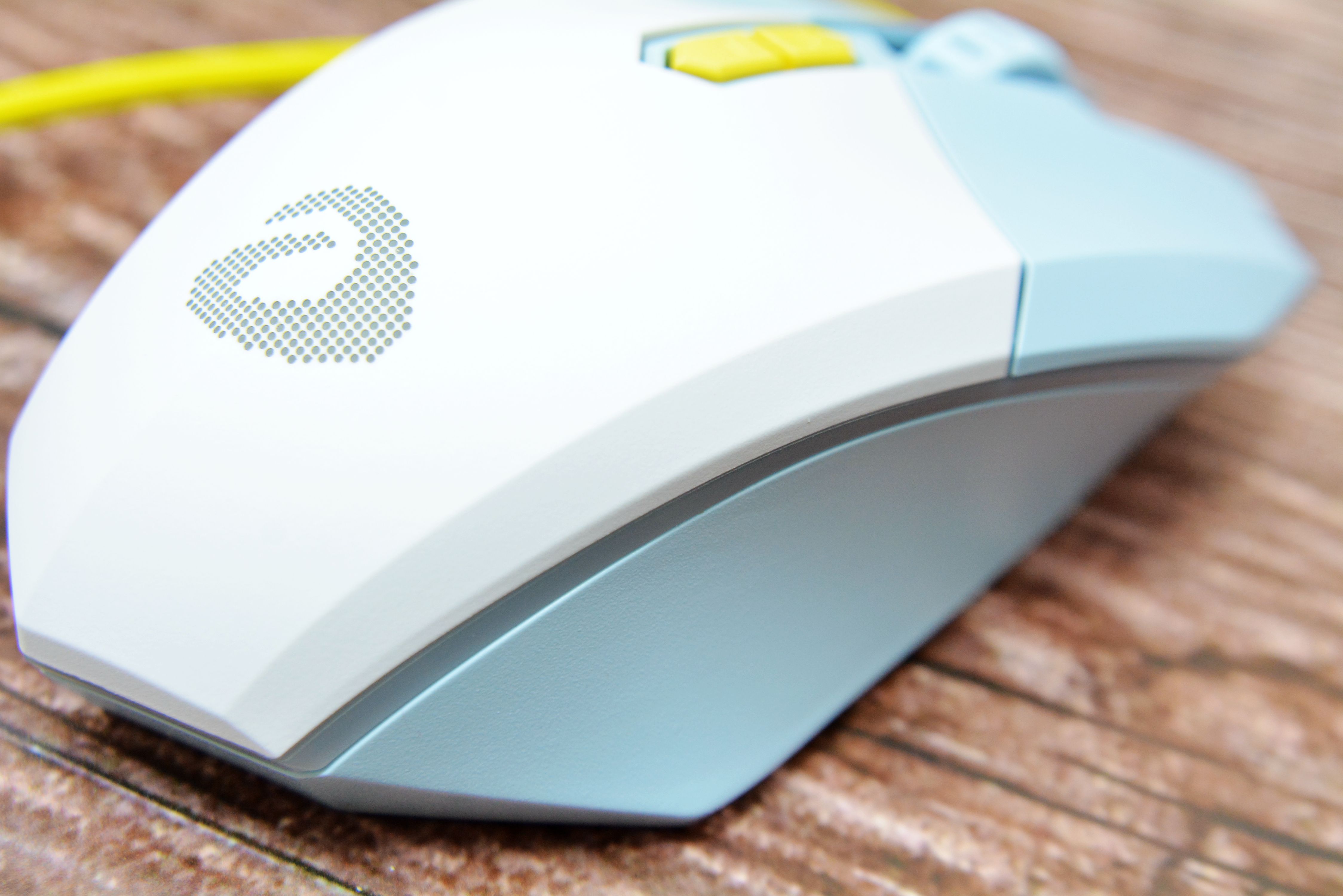 达尔优em910鼠标换微动,达尔优em910鼠标和雷蛇蝰蛇对比