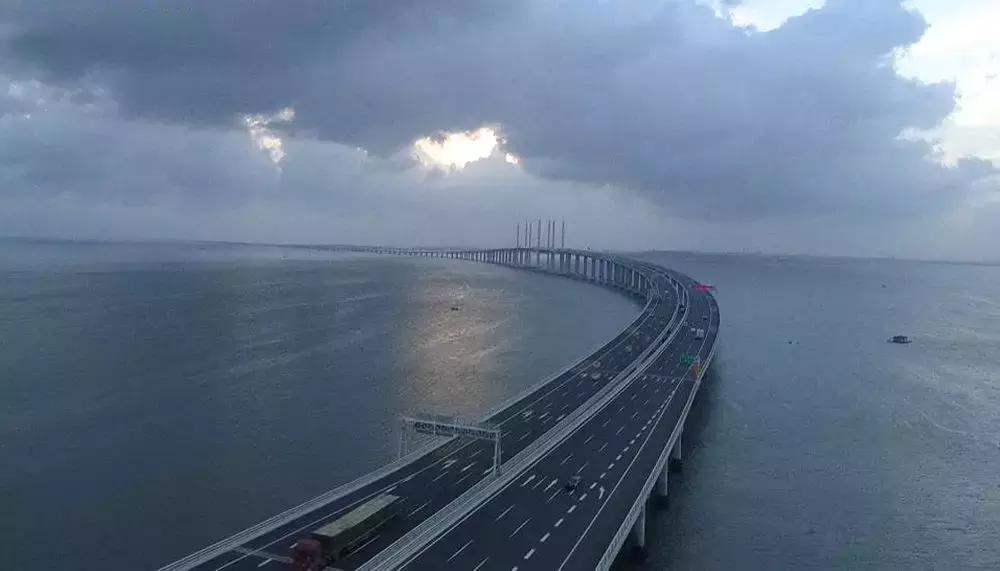 外国人震撼中国9小时建火车站,9个小时建一座火车站