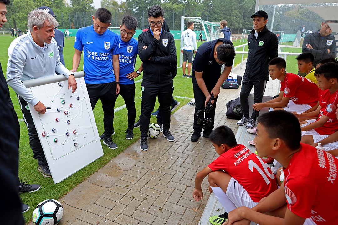 少年强则国强为中国足球加油,少年强则中国强牢记历史勇往直前