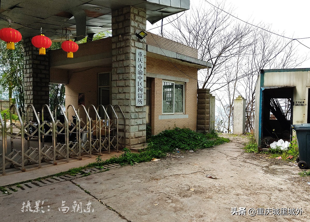 好奇探寻平顶山顶是否“平”，无意发现了渝中区与沙坪坝区的界牌