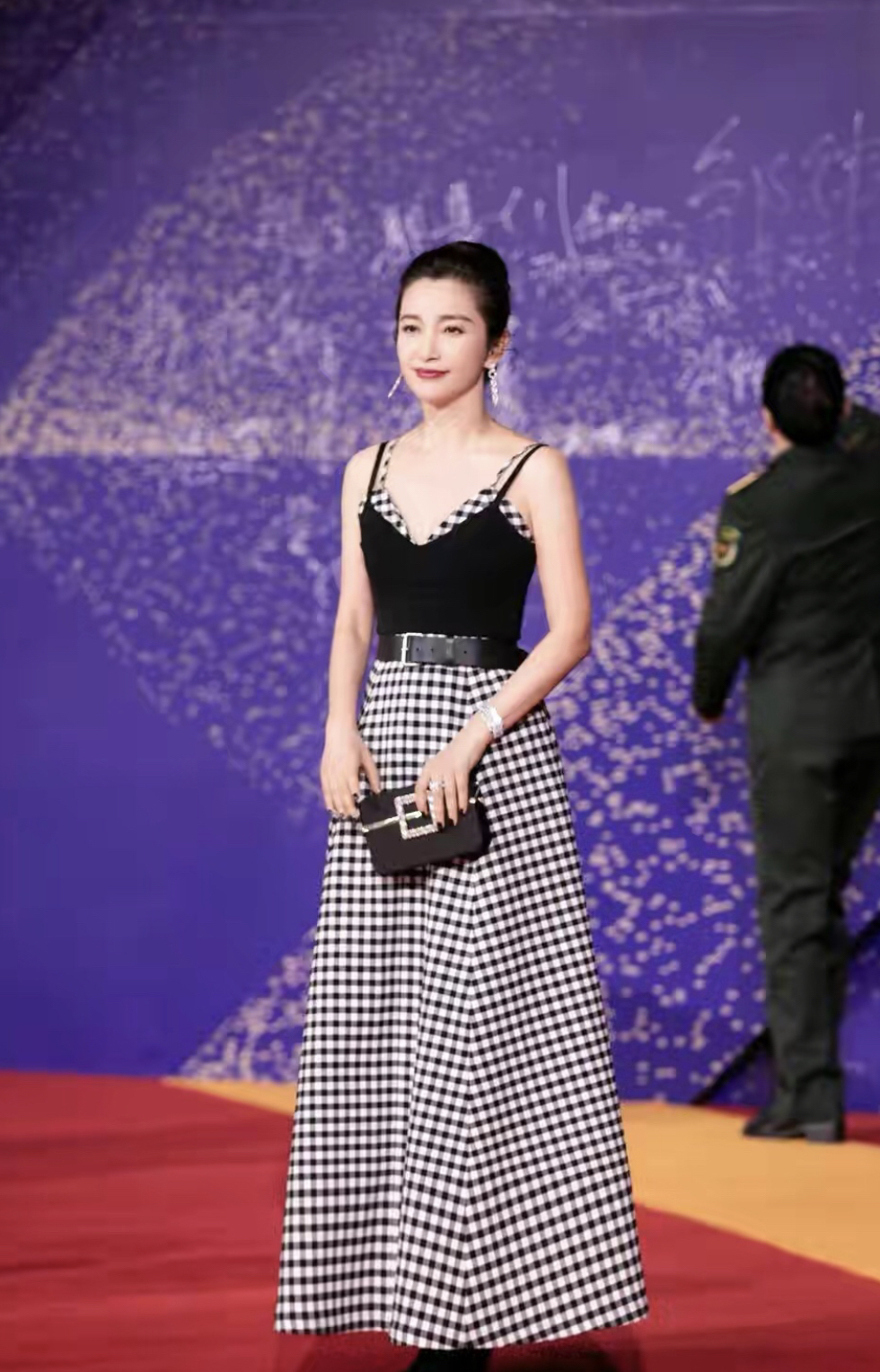 李冰冰放肆穿衣挑战,李冰冰穿格子西装秀好身材