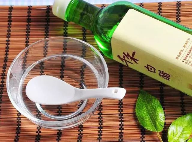 油烟机网罩孔里的油污怎么擦拭,油烟机油污用什么最好