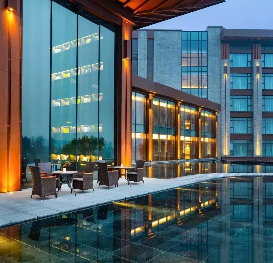 躺酒店床上看风景,躺在星级酒店房间床上看电视