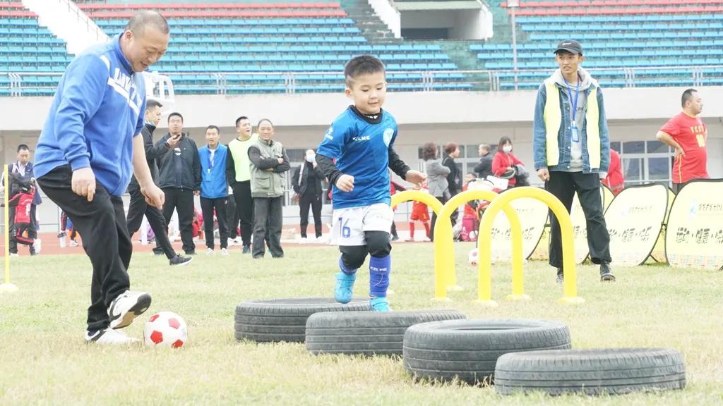 北川永昌幼儿园参加绵阳市首届幼儿足球嘉年华展示大会获佳绩