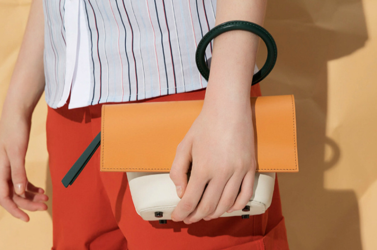 不要再背烂大街的双肩包了,别再背烂大街的轻奢包