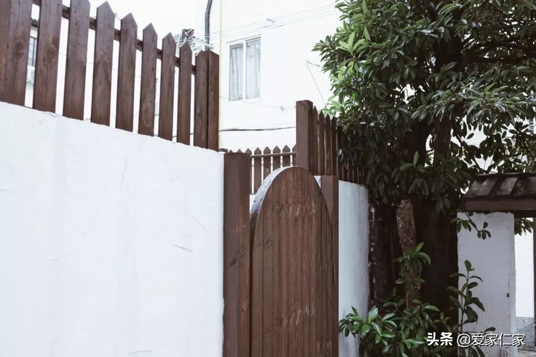 她买下32㎡上海老旧学区房，为女儿打造小桃园，20㎡超舒适大庭院