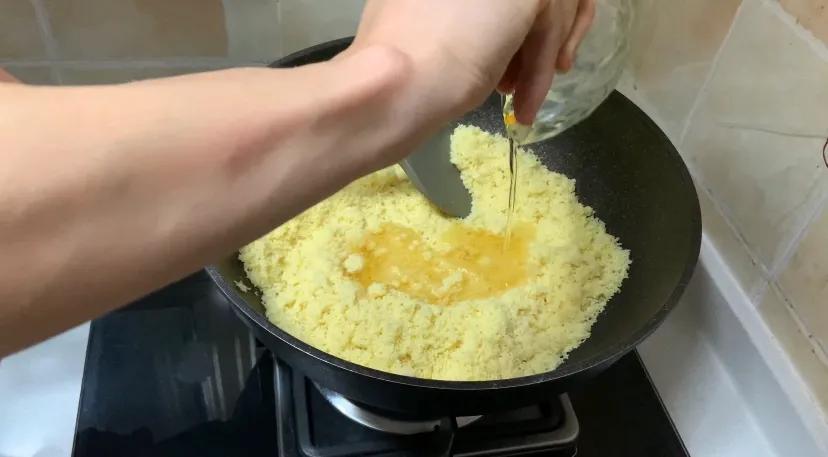 夏日解暑的绿豆凉糕非常香甜软糯,绿豆糕怎么做细腻不开裂