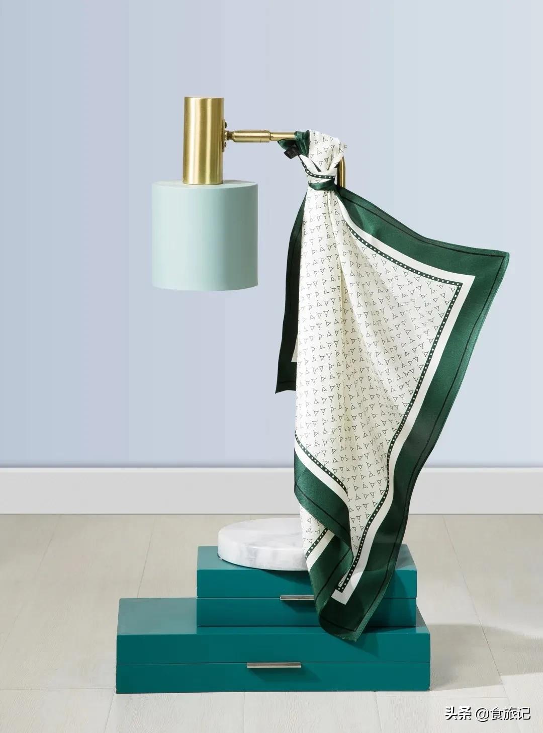 丝巾的气质系法,一条小小的丝巾可以点缀你的气质