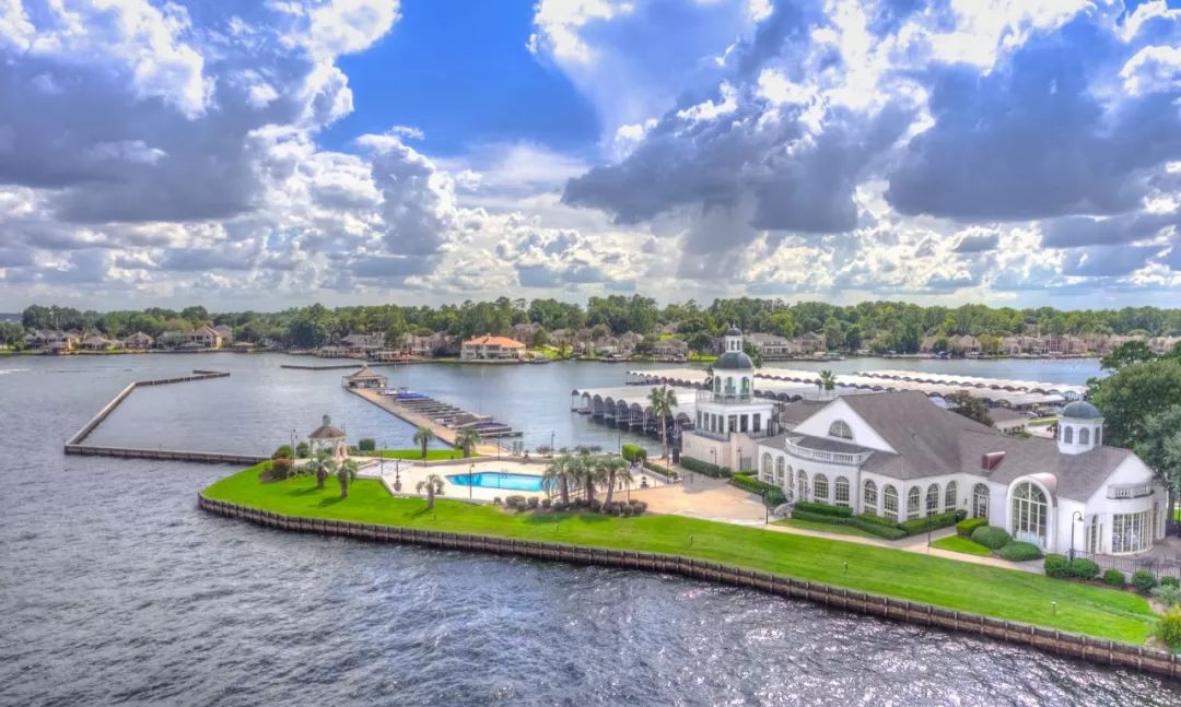 住洋房开游艇，做美国的*庄大**园主，朋友圈拉仇恨的绝佳机会来了