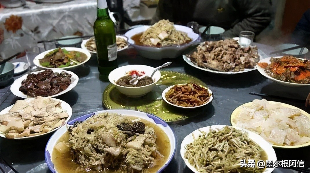 带大家回东北吃杀猪菜去,天冷了就得吃东北杀猪菜