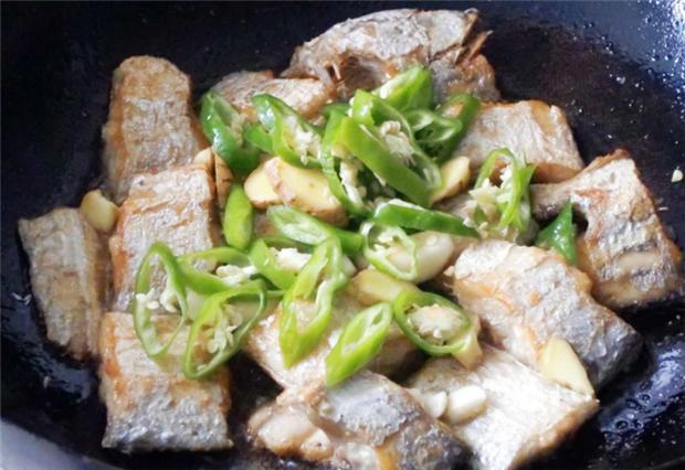 上海带鱼怎么煎不粘锅不破,干煎带鱼不粘锅的做法