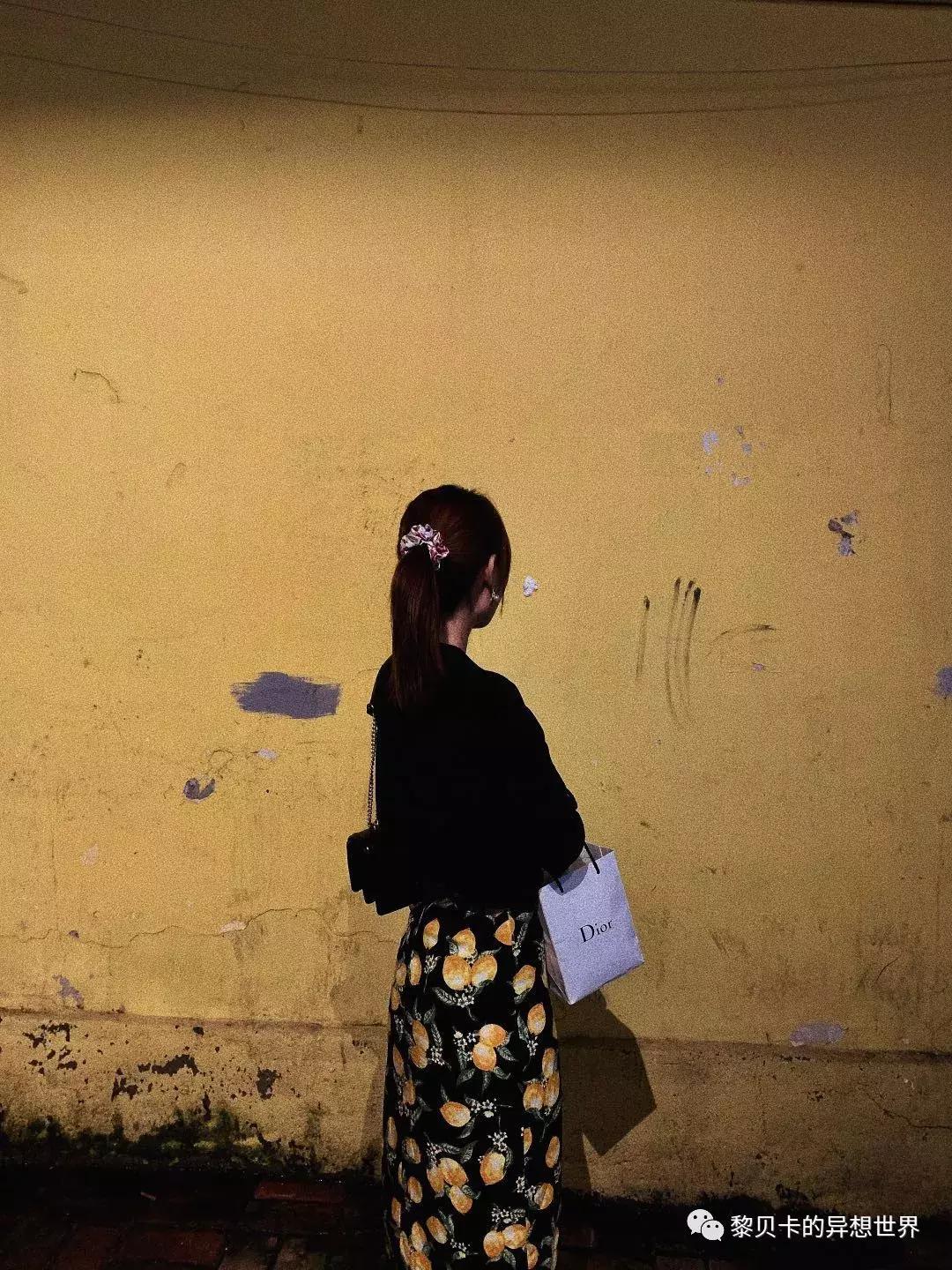 她们穿的连衣裙,她们穿的花裙子