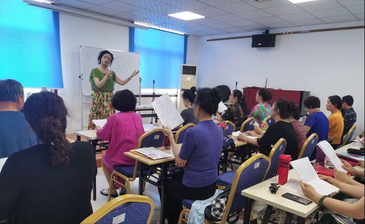 河北省邯郸市邯山区浴新南街道社工站老年大学项目蓬勃开展