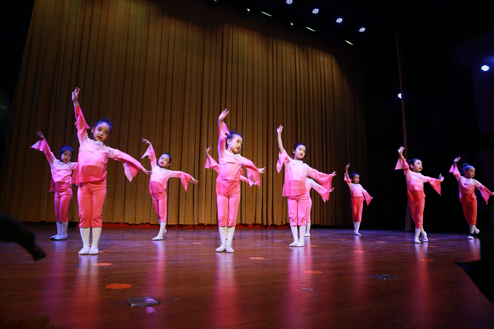 金鸡艺术《舞动人生梦想起航》专场晚会在青少年活动中心演出