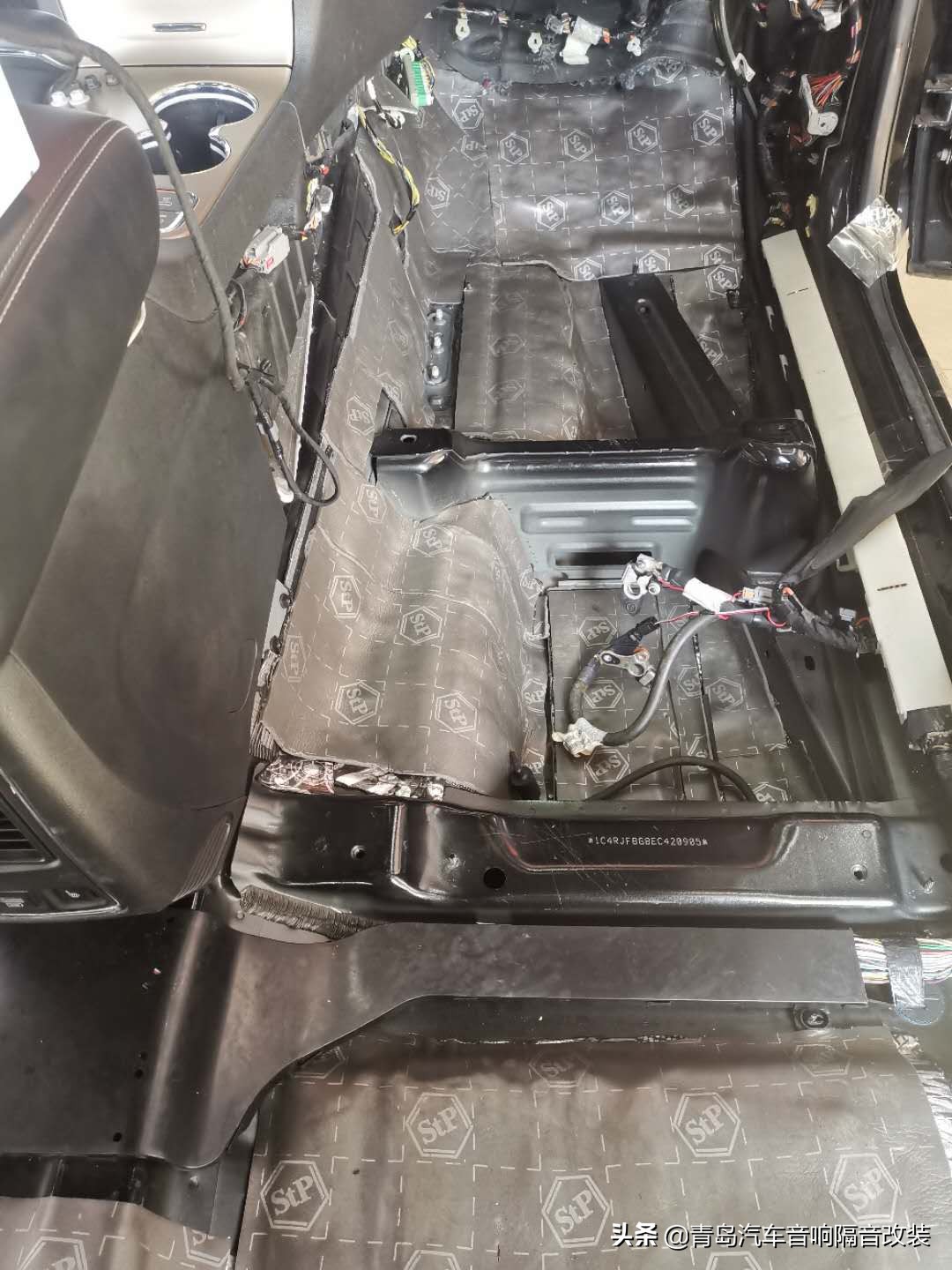 jeep切诺基音响改装,jeep隔音改装