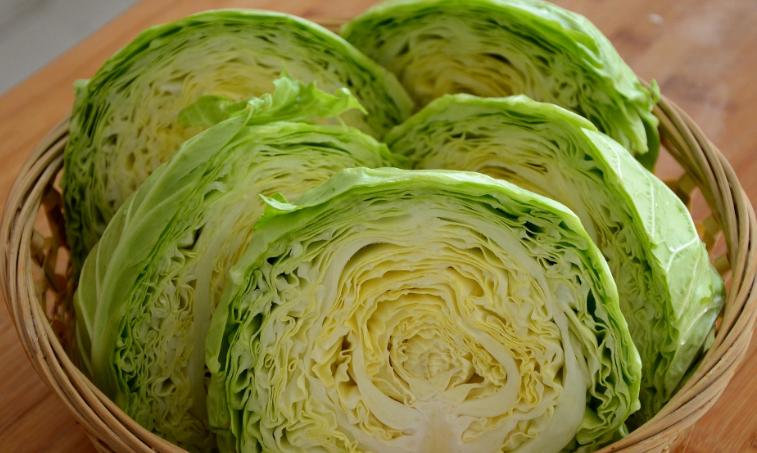 买包菜时挑结实的还是松散的,包菜怎么选才甜