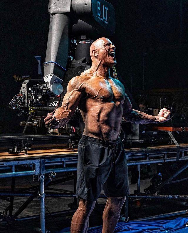 49岁巨石强森街头被拍,巨石强森健身真人秀