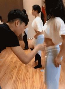 每日一笑：表姐未婚夫被她经理的未婚妻抢走了，表姐找到她经理说