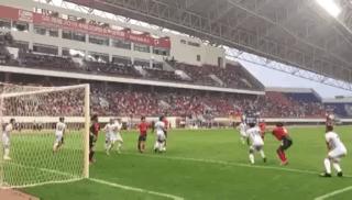 众志成城！韩轩血染沙场西北狼一球胜*疆新**3万球迷造魔鬼主场