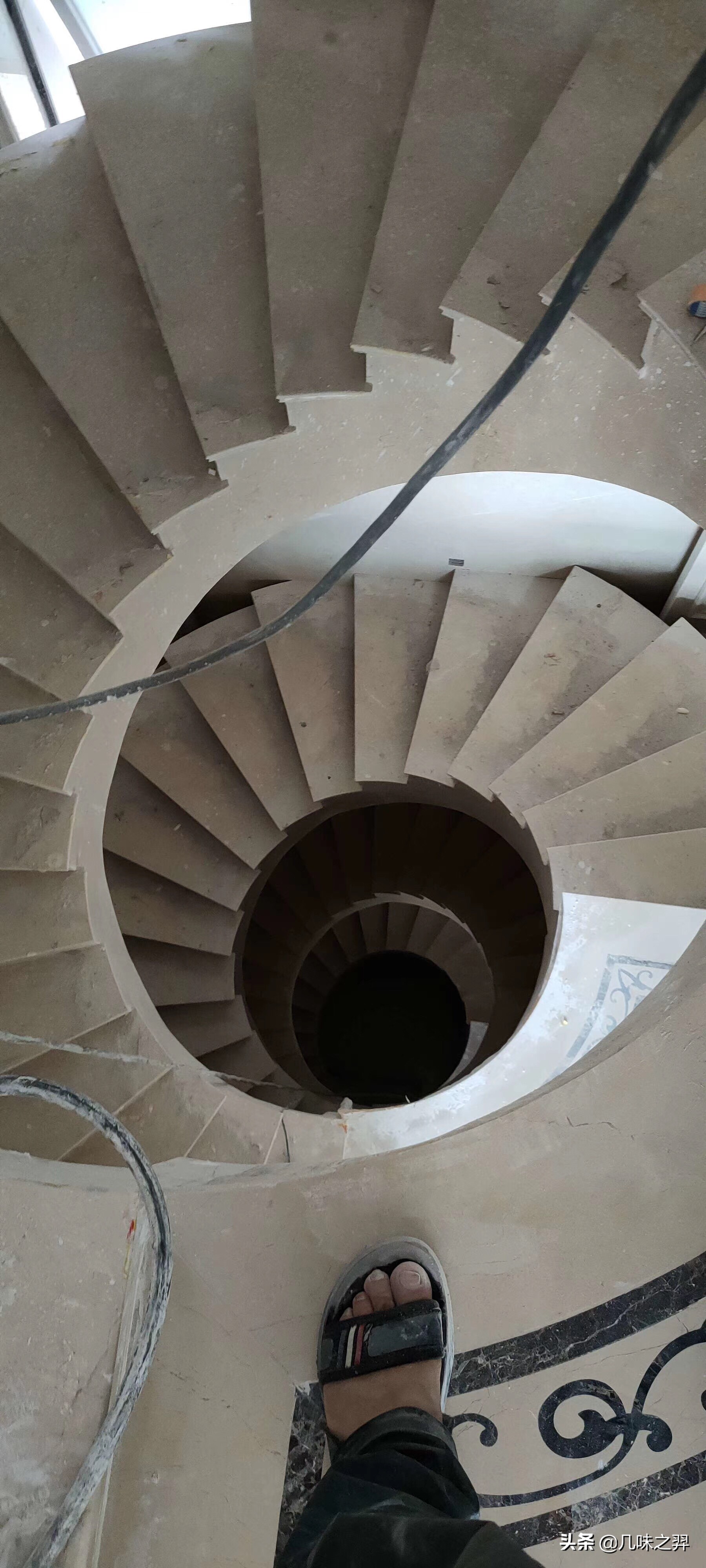 装修选择旋转楼梯好还是直楼梯好,旋转楼梯好还是直角楼梯好