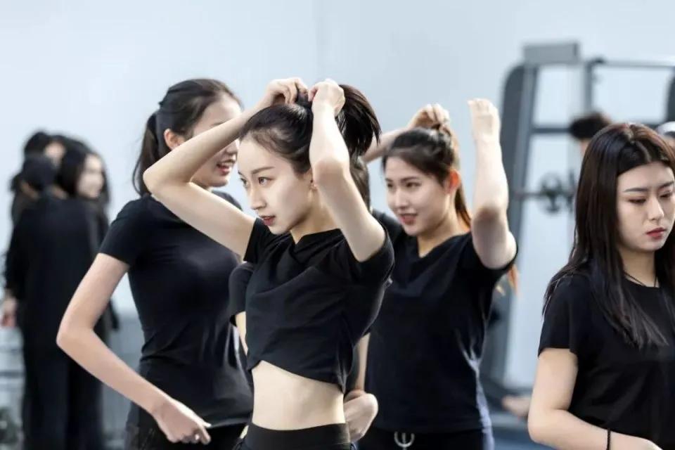 服装表演专业怎么报考,高考服装表演专业学什么