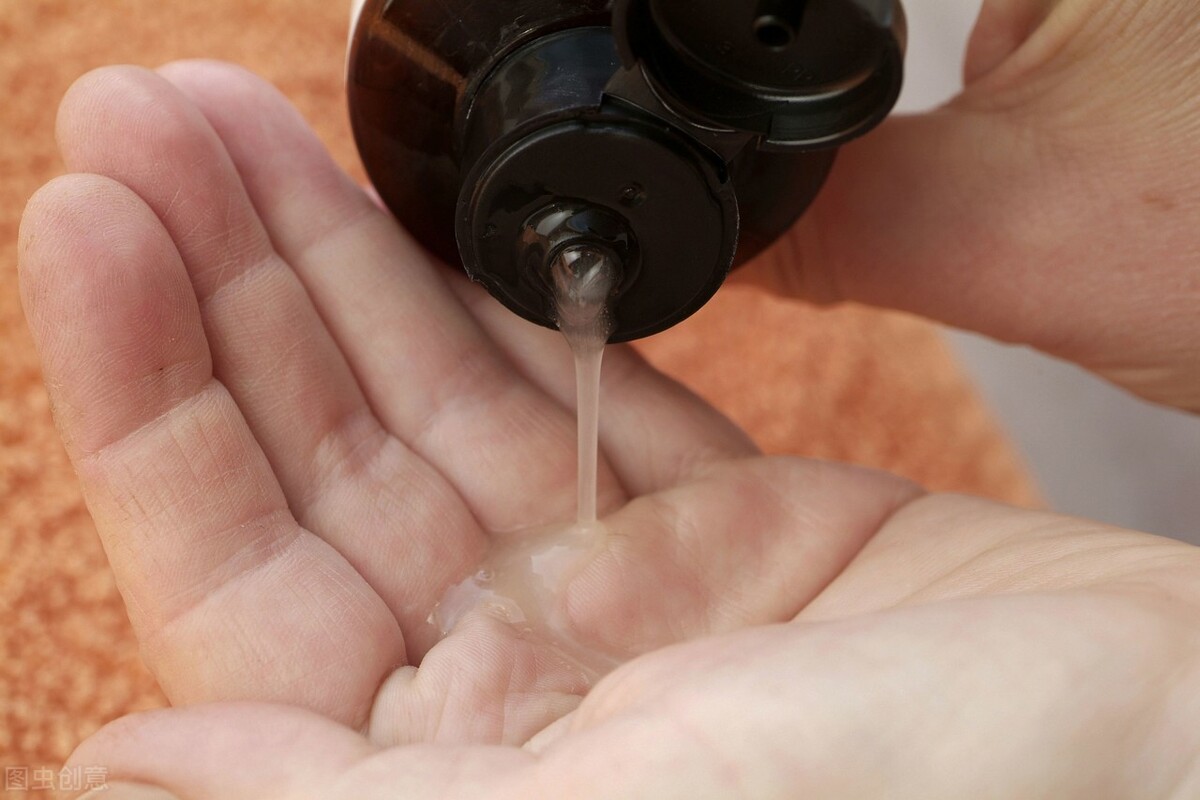 女性头顶脱发的原因和治疗方法,头顶脱发是什么原因如何改善