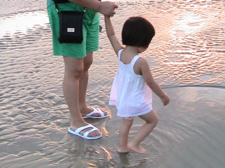 带着孙女去海边,奶奶带着小孙女在北海涠洲岛玩