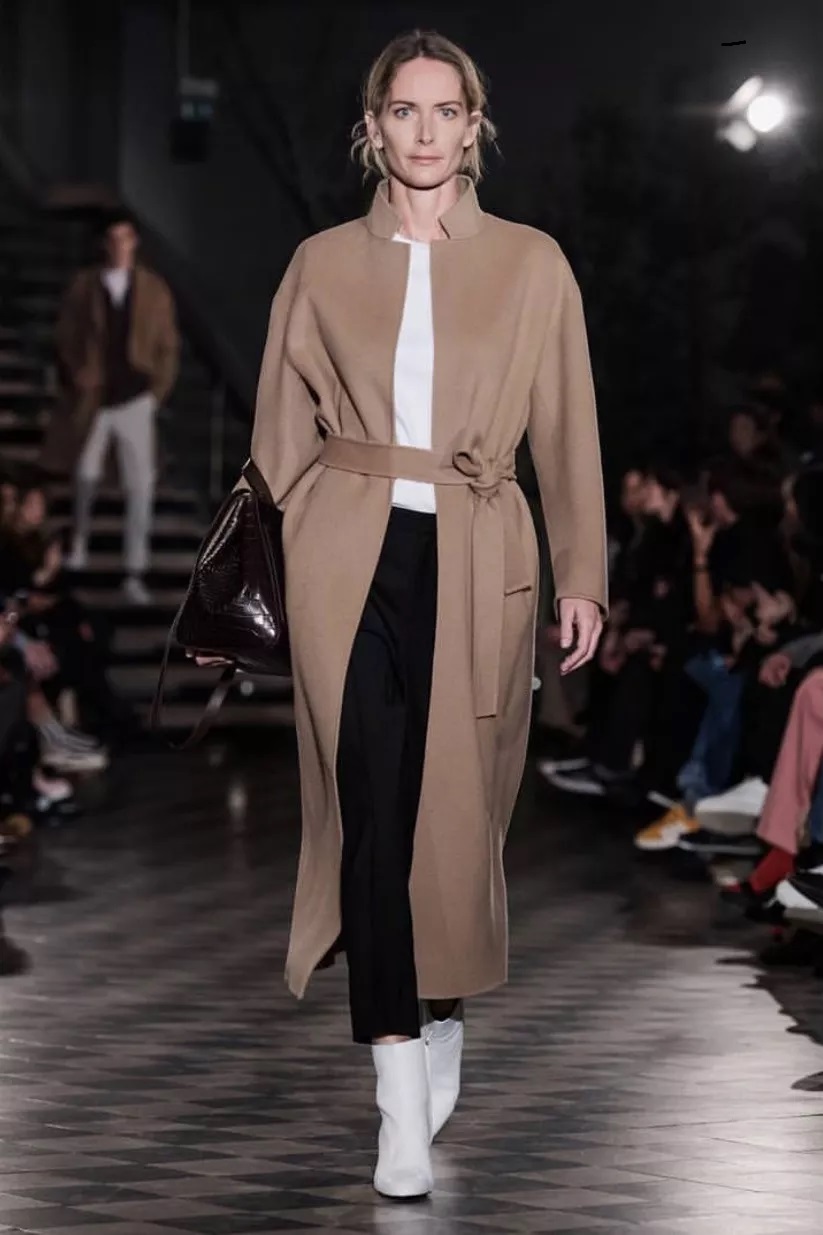 浅驼色外套如何搭配衣服好看,驼色外套内搭什么颜色高级