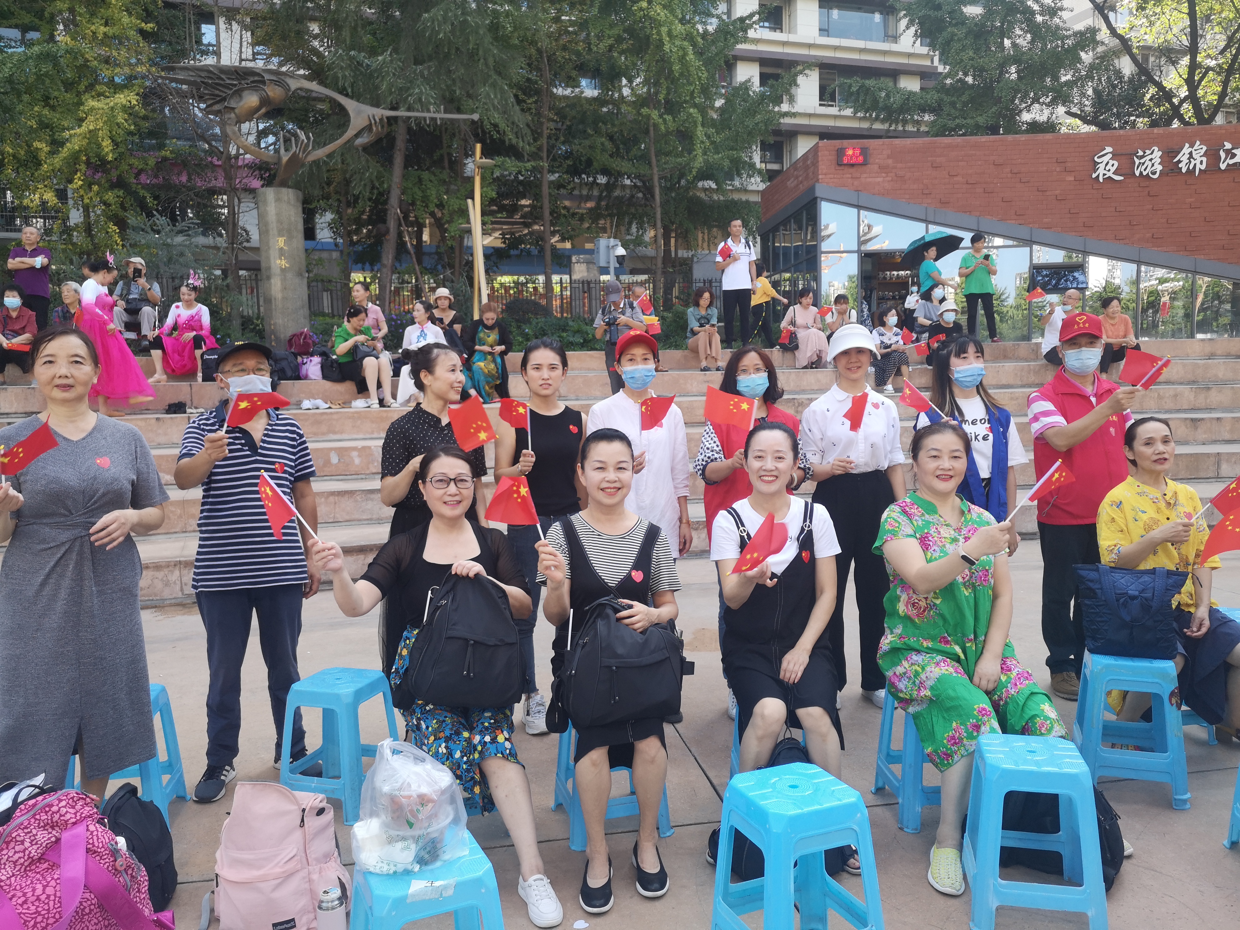 新生路社区：载歌载舞共贺祖国生日