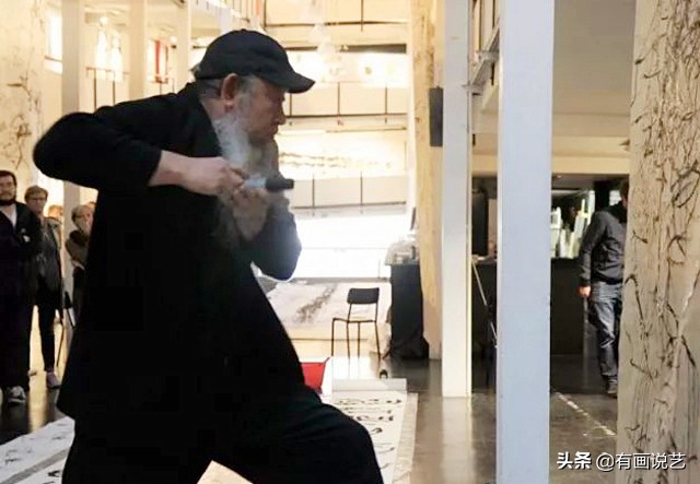 美女画家用人体创作书法，是书法创新，还是“丑书”新高度？