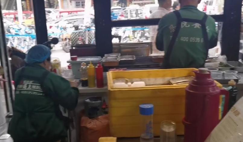 山东90后烤面筋姑娘摆摊,90后美女晚上摆摊卖水饺