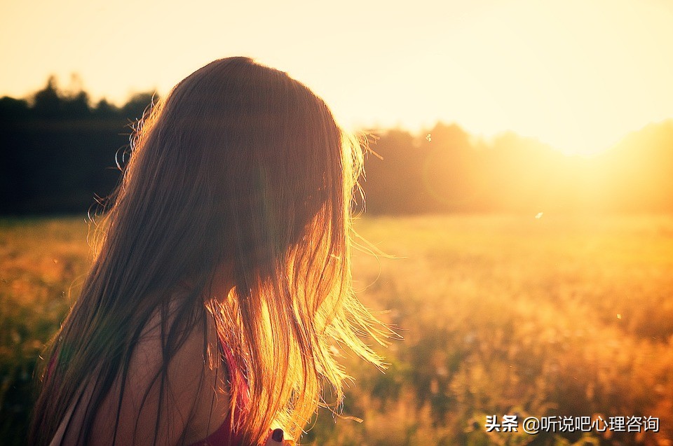 胸小怎么让自己不自卑,胸小的女生怎么增加自信