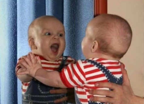 熊孩子奢侈喂床“喝牛奶”火遍全网，宝妈：这孩子还能退货不？