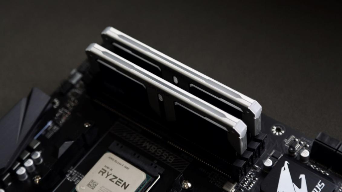 为刚踏入社会的小兄弟，配了一台高颜值散热好的FLUX平台主机