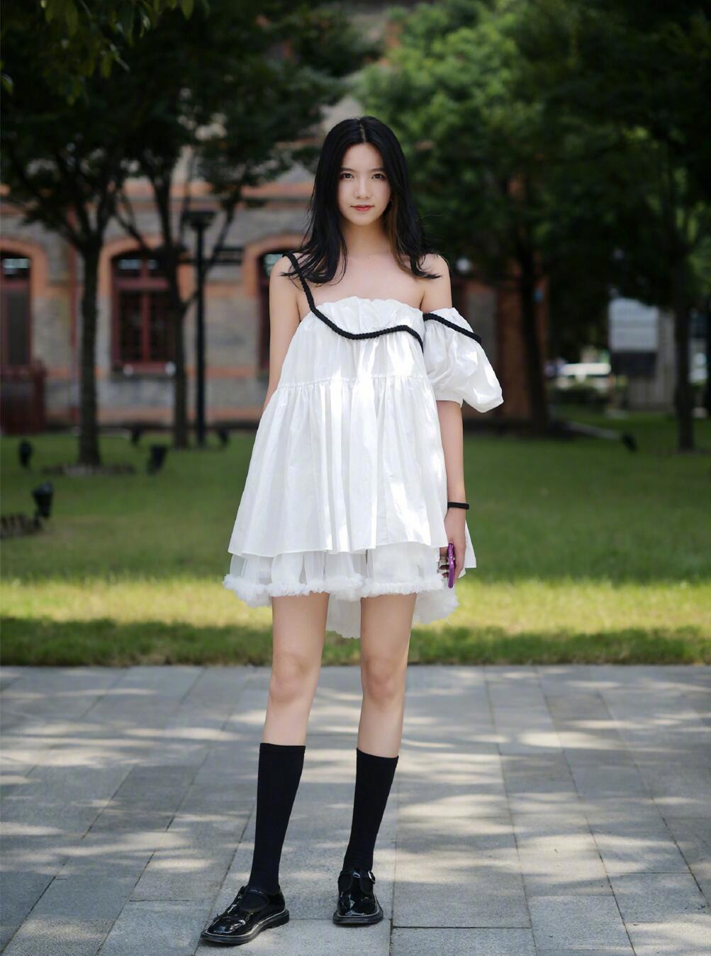 今年秋天最时髦的袜子穿法,穿袜子可以搭配的平底单鞋