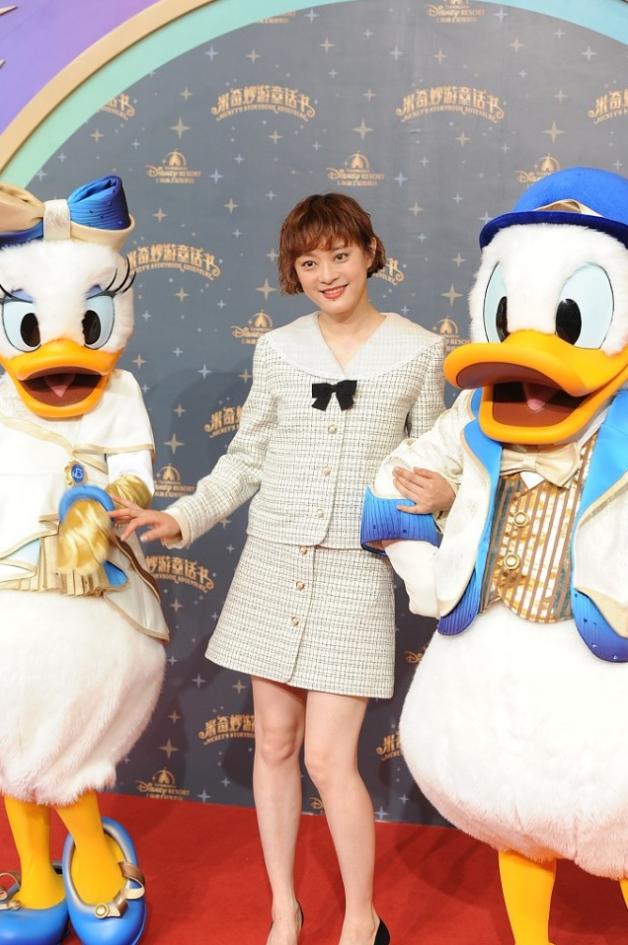 孙俪穿搭减龄半身裙短发长腿,孙俪的新发型减龄又甜