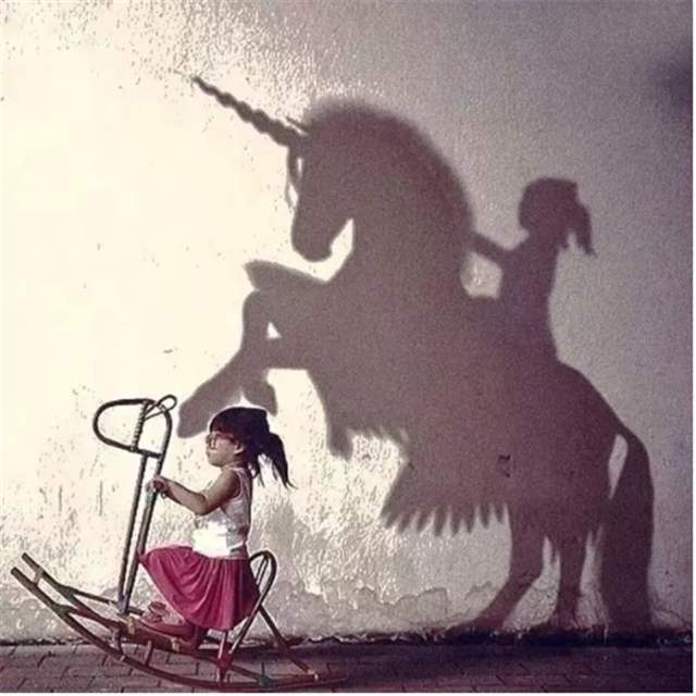 你生而有翼，为何竟愿一生匍匐前行